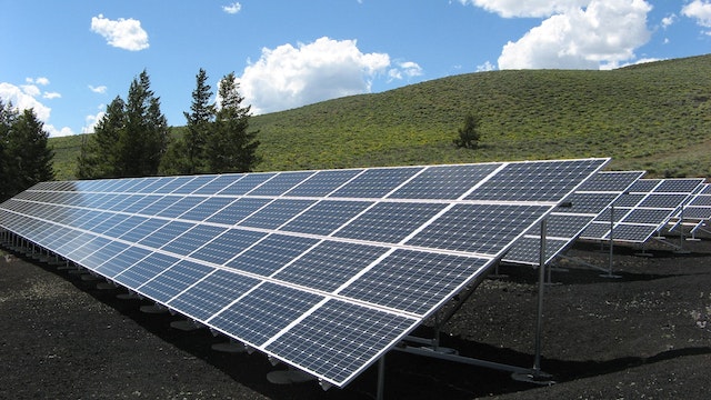 Exploring the Advantages of Ballasted Systems in Rooftop Solar Installations
